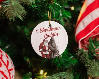 Christmas Cuddles Kerstornament, Bigfoot Santa kerstornament, Bigfoot Christmas, Sasquatch Holiday Grappige ornamenten, Outdoor