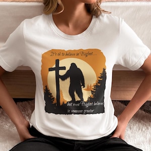 Está bien creer en Pie Grande, pero incluso Pie Grande cree en alguien más grande. Camiseta, camiseta de Sasquatch, camiseta de seguidor de Cristo, regalo religioso.