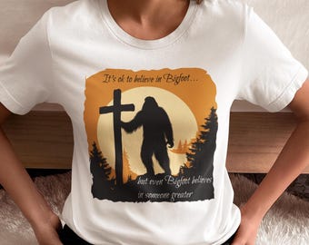 Está bien creer en Pie Grande, pero incluso Pie Grande cree en alguien más grande. Camiseta, camiseta de Sasquatch, camiseta de seguidor de Cristo, regalo religioso.