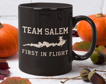 Taza negra con diseño del equipo Salem First in Flight, taza para Halloween, regalo único para los amantes de Halloween, perfecta para brujas de Halloween.