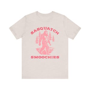 Chemise drôle de Saint-Valentin, t-shirt Bigfoot, T-shirt unisexe Sasquatch Smoochies, cadeau pour les amateurs de Bigfoot, chemise Bigfoot Sasquatch Lover, couples image 8
