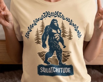 Sasquatch Bigfoot Unisex Tee, Squatchitude Attitude Shirt, Bigfoot Lover Gift, Funny Sasquatch T, Cryptid Fan, Attitude Tee, Wędrówki, Kemping