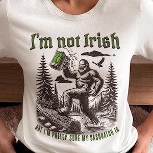 t-shirt Sasquatch de la Saint-Patrick drôle de Zazzle.be Liste d'envies Vous avez des idées ? Chemise Bigfoot St. Patty's, je ne suis pas irlandais mais je suis presque sûr que mon sasquatch l'est, t-shirt bar crawl
