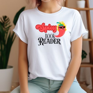 Camiseta Spicy Book reader /romantasy reader Romance Reader Adicto al libro Romantasy Bibliófilo addicted to reading bookish shirt imagen 1