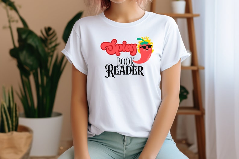 Camiseta Spicy Book reader /romantasy reader Romance Reader Adicto al libro Romantasy Bibliófilo addicted to reading bookish shirt imagen 1