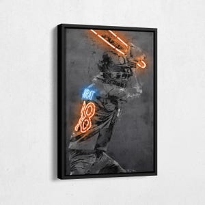Pu&ograve; includere: Un'illustrazione in bianco e nero di un giocatore di cricket in posizione di battuta con un '18' e 'VIRAT' in neon arancione e blu sulla sua maglia.