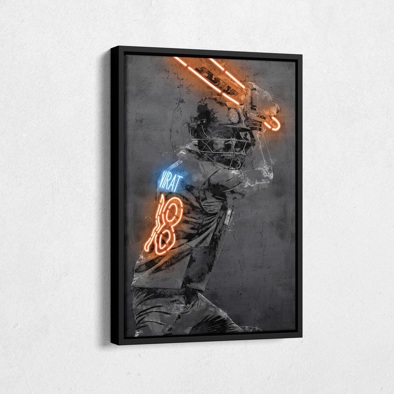 Pu&ograve; includere: Un'illustrazione in bianco e nero di un giocatore di cricket in posizione di battuta con un '18' e 'VIRAT' in neon arancione e blu sulla sua maglia.