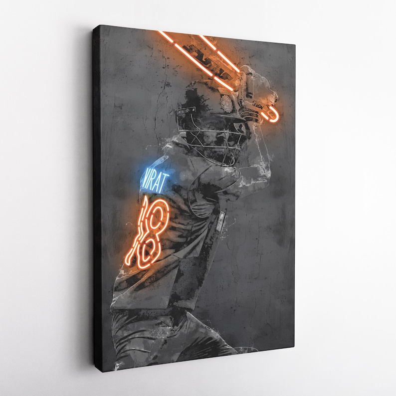 Pu&ograve; includere: Un'illustrazione in bianco e nero di un giocatore di cricket che indossa un casco e una maglia con il nome "VIRAT" e il numero "18" in luci al neon arancioni e blu. Il giocatore tiene una mazza con luci al neon arancioni.