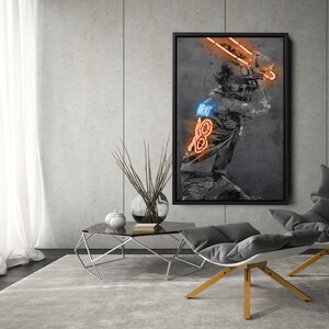 Pu&ograve; includere: Un'illustrazione in bianco e nero di un giocatore di cricket che oscilla una mazza con accenti neon arancioni e blu. Il giocatore indossa una maglia con il numero 18 e il nome "VIRAT" sul retro.
