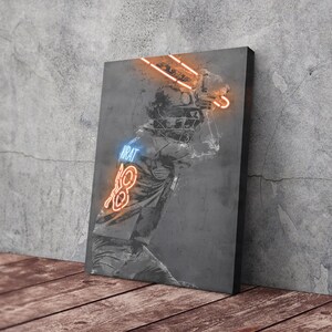 Pu&ograve; includere: Un'illustrazione in bianco e nero di un giocatore di cricket che oscilla una mazza. Il giocatore indossa un casco e il numero 18 e il nome "VIRAT" sulla sua maglia. La mazza e la maglia sono contornate da un'illuminazione al neon arancione e blu.