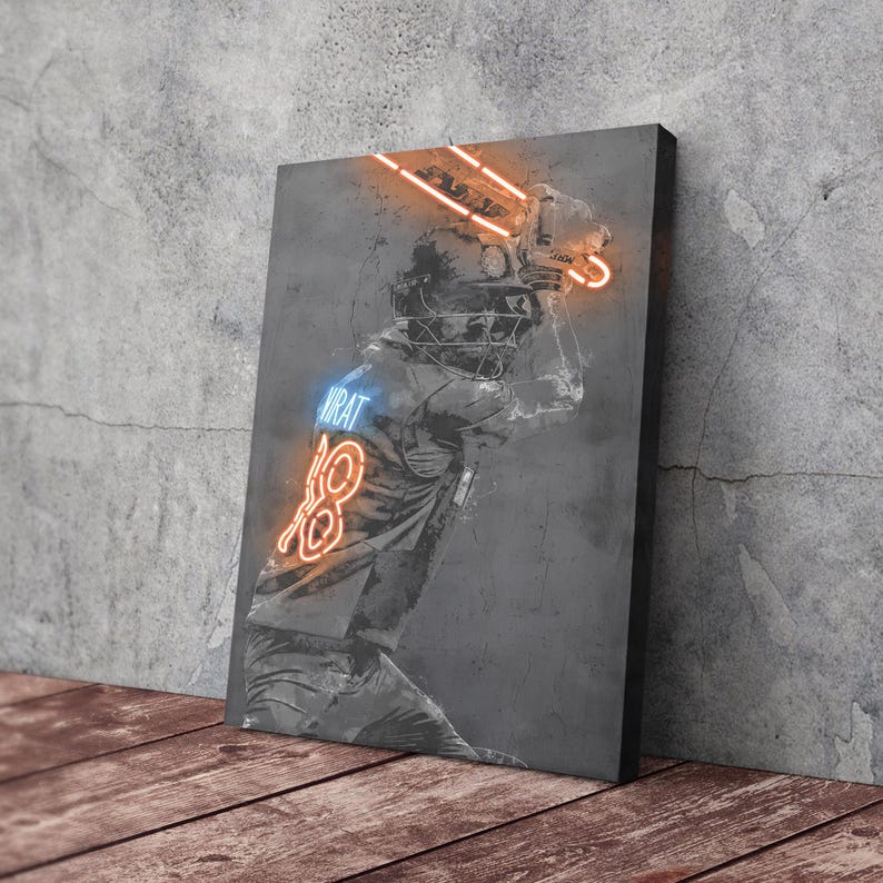 Pu&ograve; includere: Un'illustrazione in bianco e nero di un giocatore di cricket che oscilla una mazza. Il giocatore indossa un casco e il numero 18 e il nome "VIRAT" sulla sua maglia. La mazza e la maglia sono contornate da un'illuminazione al neon arancione e blu.