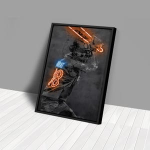Pu&ograve; includere: Un'illustrazione in bianco e nero di un giocatore di cricket in posizione di battuta con accenti di neon arancione e blu. La maglia del giocatore ha il nome "VIRAT" e il numero "18".