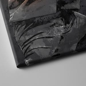 Pu&ograve; includere: Un dipinto astratto in bianco e nero di un viso. Il dipinto &egrave; realizzato in uno stile che ricorda un disegno a carboncino.
