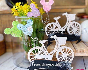 Balade à vélo Disney Spring. Décor champêtre Disney. Ornement Disney personnalisé. Décor printanier debout ou suspendu. Cadeau pour les amoureux de Disney.