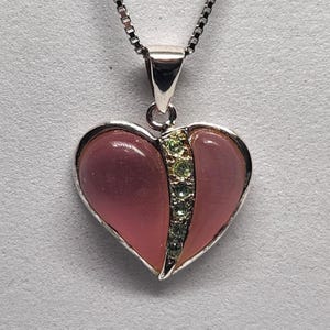 Collar de corazón de plata esterlina, colgante de corazón rosa, joyería de corazón de resina, collar con detalles de circonita cúbica, idea de regalo para ella