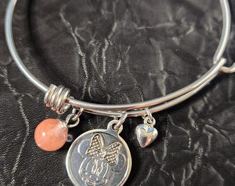 Pulsera expandible de Minnie Mouse de Disney, tono plateado, con dijes de corazones y besos de amor.