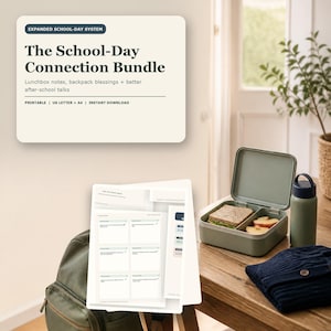 Può includere: Un prodotto digitale intitolato The School-Day Connection Bundle che include note per il portapranzo e spunti di conversazione. L'immagine mostra un portapranzo bento verde con un panino e fette di mela, uno zaino verde e un maglione blu scuro.