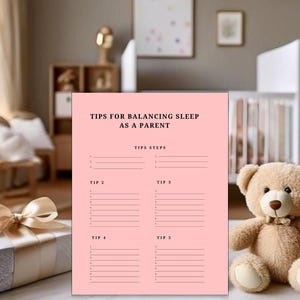 Op de afbeelding: Een roze bedrukbaar vel met de titel "TIPS VOOR HET IN EVENWICHT BRENGEN VAN SLAAP ALS OUDER" met gelijnde secties voor notities. Een beige teddybeer met een strikje zit naast het vel. Een ingepakt cadeau met een gouden strik staat op de voorgrond.