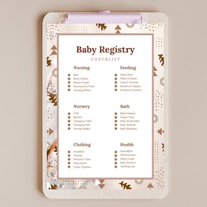 以下が含まれることがあります： 木製のクリップボードに書かれたベビーレジストリのチェックリスト。チェックリストには、授乳、食事、保育園、入浴、衣類、健康のカテゴリーが含まれています。テキストは茶色のフォントです。