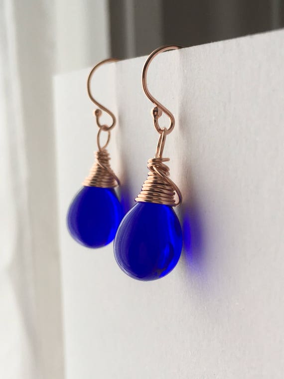 Un par de azul cobalto cristal oro plateado clip en forma de lágrima pendientes.