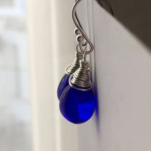 Pendientes de plata de ley con forma de lágrima azul cobalto / Pendientes briolette con alambre envuelto / Regalo para ella