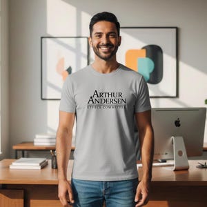 Op de afbeelding: Een lichtgrijs t-shirt met de zwarte tekst "ARTHUR ANDERSEN ETHICS COMMITTEE". Het t-shirt heeft korte mouwen.