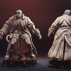 Puede incluir: Un modelo impreso en 3D de un personaje ficticio, Hellboy, en una pose de pie. El modelo es de color gris y está listo para la impresión 3D. El modelo está en dos poses, una con los brazos del personaje extendidos y la otra con los brazos del personaje a los lados. El modelo está sobre una base con un diseño de calavera.