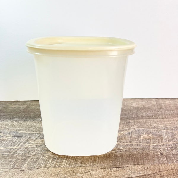 Rubbermaid Servin Saver #6 12 Cup 3 Quart Container Canister Almond Lid