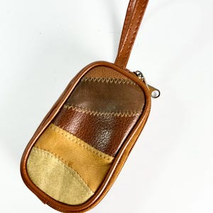 Estuche tipo cartera con correa para la muñeca y dos compartimentos con cremallera de cuero vintage con diseño de patchwork