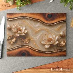 K&ouml;nnte beinhalten: Rechteckiges Schneidebrett mit einem dekorativen Lotusblumen-Design. Das Brett hat einen braunen Holzrahmen mit einer cremefarbenen Mitte, akzentuiert mit goldenen Details. Der Text "Lotus Flowers" befindet sich unten.