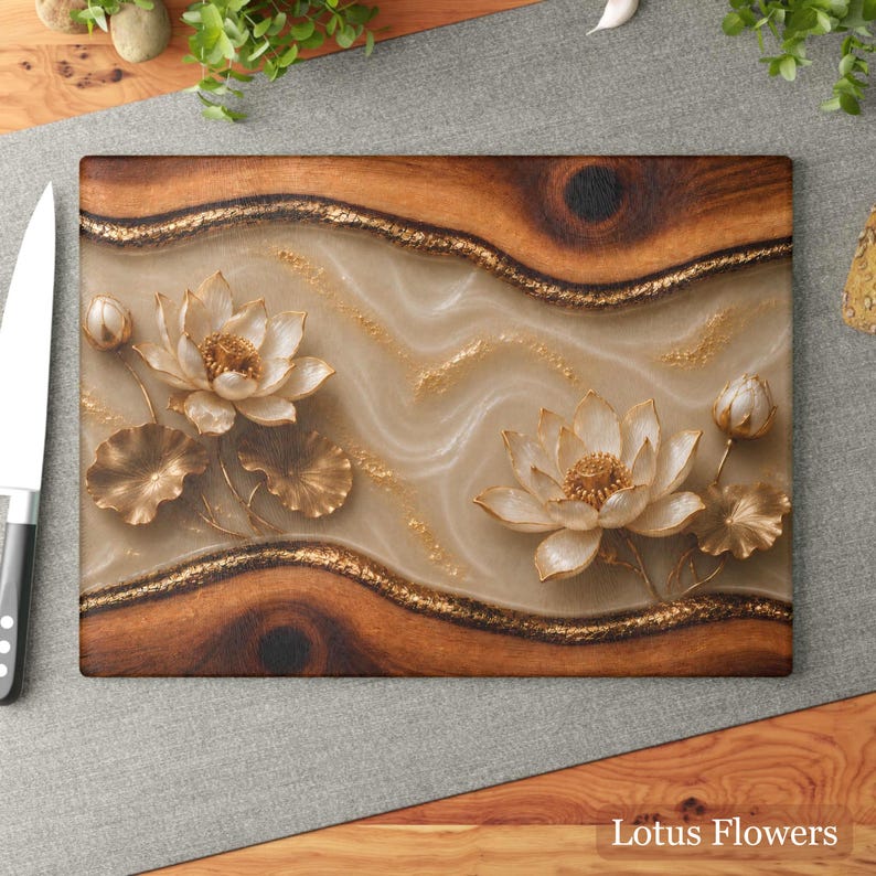 K&ouml;nnte beinhalten: Rechteckiges Schneidebrett mit einem dekorativen Lotusblumen-Design. Das Brett hat einen braunen Holzrahmen mit einer cremefarbenen Mitte, akzentuiert mit goldenen Details. Der Text "Lotus Flowers" befindet sich unten.