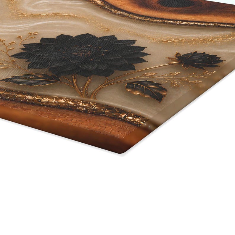 K&ouml;nnte beinhalten: Dekoratives Schneidebrett mit floralem Design. Das Brett zeigt eine gro&szlig;e schwarze Blume mit goldenen Akzenten und einem braunen Rand. Der Hintergrund hat einen beige-goldenen Marmoreffekt.