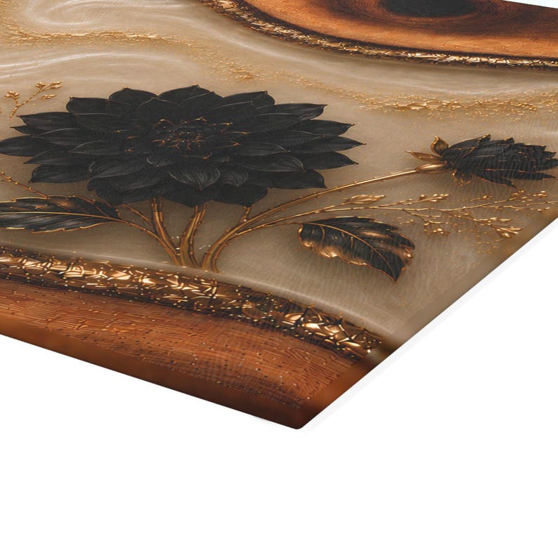 K&ouml;nnte beinhalten: Nahaufnahme einer dekorativen Oberfl&auml;che mit einem schwarzen Blumendesign und goldenen Akzenten. Die schwarze Blume ist der Mittelpunkt, vor einem beige-braunen Hintergrund mit goldenen Details. Die R&auml;nder haben einen strukturierten, braunen Rand.