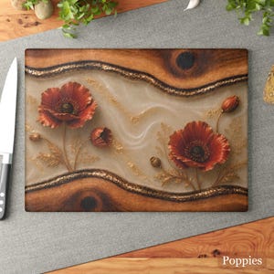 K&ouml;nnte beinhalten: Rechteckiges Schneidebrett mit Holzmaserung und einem zentralen Design mit roten Mohnblumen und Knospen. Der Hintergrund hat einen beigen, marmorierten Effekt mit goldenen Akzenten. Das Wort "Poppies" steht unten.