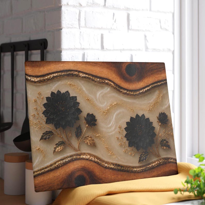 K&ouml;nnte beinhalten: Rechteckiges Holzschneidebrett mit dekorativem Blumendesign. Das Brett hat einen dunkelbraunen Holzrahmen und eine hellbeige Mitte. Schwarze Blumen und goldfarbene Blattakzente sind sichtbar.