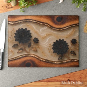 K&ouml;nnte beinhalten: Rechteckiges Schneidebrett mit Holzmaserung und einem zentralen Design mit schwarzen Dahlienbl&uuml;ten mit goldenen Akzenten. Der Text "Black Dahlias" befindet sich unten.