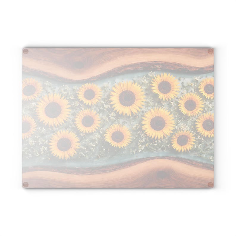 Peut inclure: Une planche &agrave; d&eacute;couper rectangulaire en verre pr&eacute;sentant une bande horizontale centrale de tournesols jaunes et de petites fleurs blanches, bord&eacute;e par deux bandes &agrave; motif de grain de bois en haut et en bas, avec quatre points de fixation.