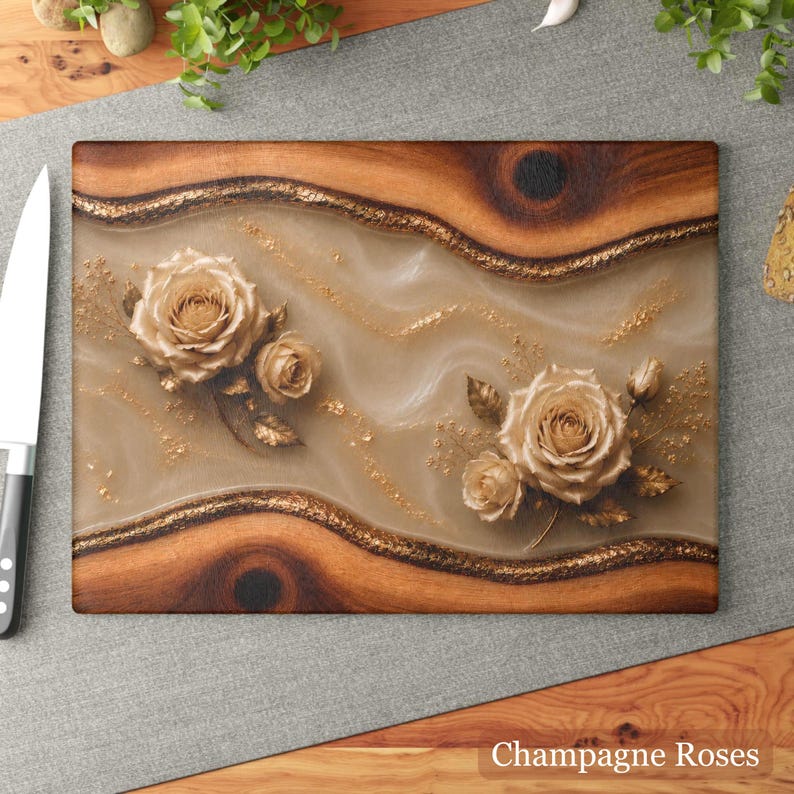 K&ouml;nnte beinhalten: Rechteckiges Holzschneidebrett mit champagnerfarbenem Blumendesign. Das Brett hat goldfarbene Rosen und Akzente, mit dem Text "Champagne Roses" unten. Das Brett ist von einem Holzrahmen umgeben.
