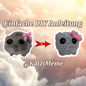 Op de afbeelding: Afbeelding toont een voor-en-na transformatie van een meme-personage. Links een verdrietige grijze blob met een roze strik. Rechts een gehaakte versie met grote zwarte ogen en een roze strik. Tekst: "Einfache DIY Anleitung" en "@KatziMeme".