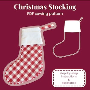 Op de afbeelding: Een kerstsokken naaipatroon met een rood-wit geblokt ontwerp. De sok heeft een witte manchet en een lus om op te hangen. De afbeelding bevat ook een lijntekening van de sok en de tekst "stapsgewijze instructies & assistentie."