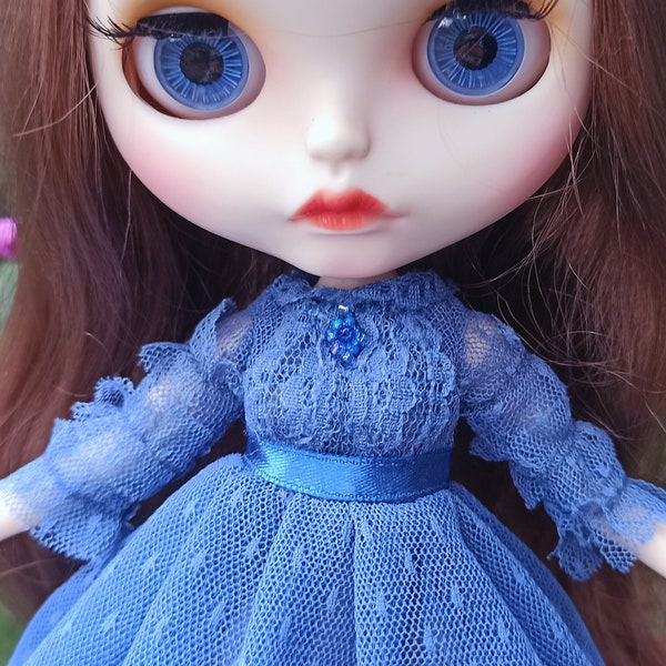 Robe faite main en dentelle bleue cottage pour poupées Blythe