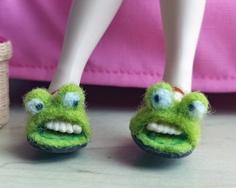 Pantoufles grenouille OOAK pour poupées Blythe