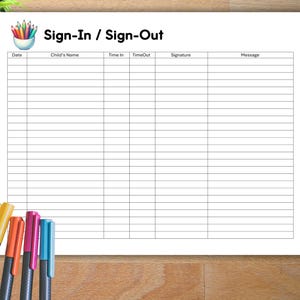 Puede incluir: Una hoja blanca de registro de entrada/salida con columnas para la fecha, el nombre del niño, la hora de entrada/salida, la firma y el mensaje. En la esquina superior izquierda hay un cuenco con lápices de colores. Varios rotuladores de colores en primer plano.
