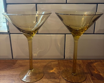 Retro zielone szklane kieliszki do martini.