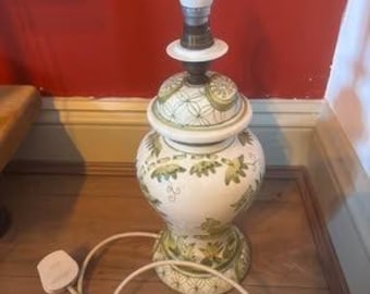 Ceramiczna lampa stołowa w słoiku z motywem zielonego smoka, wykonana z ceramiki celadonowej, z białym kloszem.