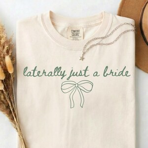Braut Squad Shirt, passende Party-T-Shirts, niedliche Schleifenschrift, Komfortfarben