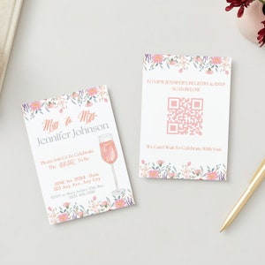 Puede incluir: Una invitación de despedida de soltera floral con una copa de vino rosa y el texto "Miss to Mrs. Jennifer Johnson". La invitación incluye la fecha, la hora y el lugar del evento, así como la información de RSVP. Una tarjeta separada con un borde floral incluye un código QR con el texto "Para ver el registro de Jennifer y RSVP Escanear a continuación" y "¡No podemos esperar a celebrar contigo!"