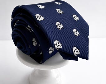 Corbata azul marino con estampado de casco / Corbata blanca con estampado de casco / Corbata de hombre inspirada en la ciencia ficción / Regalo original para él