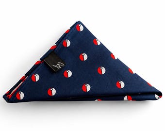 Pañuelo de bolsillo azul marino con bola roja y blanca, pañuelo bordado inspirado en videojuegos, regalo friki para él.