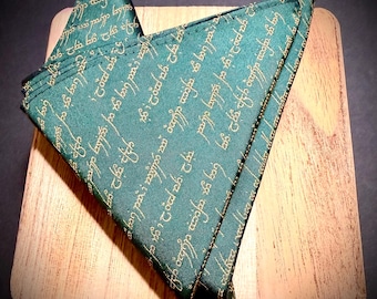 Grünes Einstecktuch mit goldener Elfenschrift, Elfenschrift in Schwarz und Gold, Hochzeit-Bräutigam-Accessoire